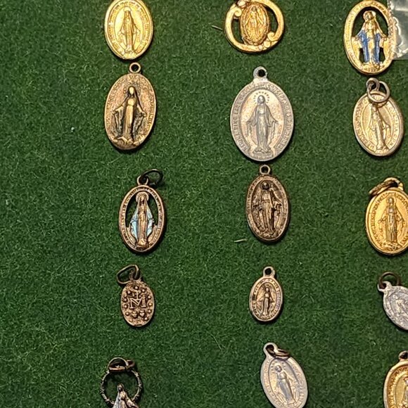 Huge Lot of Around 200 Devotional Catholic Religious Medals, LOW PRICE $1 each - Picture 4 of 7